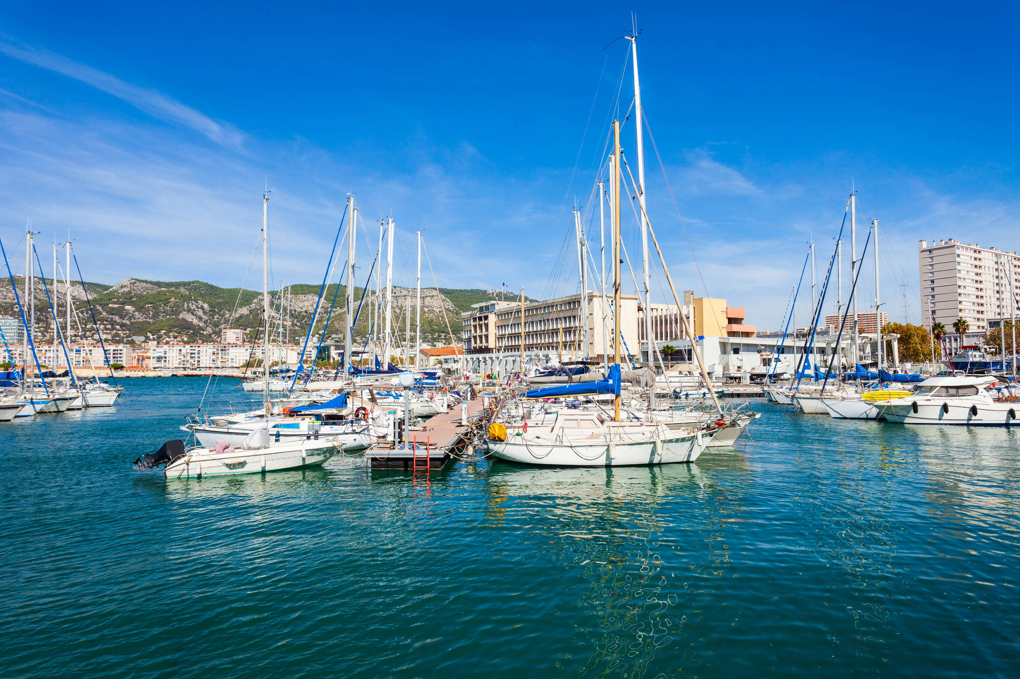 L’arsenal de Toulon vu depuis la mer