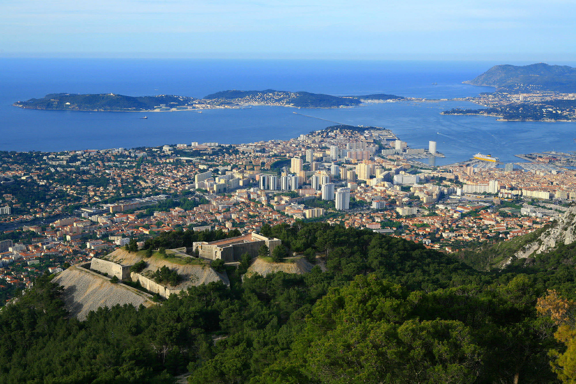 La rade de Toulon vue depuis la mer