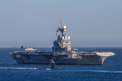 Le porte-avions Charles de Gaulle au large de Toulon